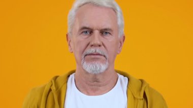 Yaşlı emekli adam sessiz jest gösteren, parmak dudaklar tutarak, gizlilik dedikodular