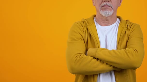 Pensif homme âgé touchant menton debout sur fond lumineux, décision — Video