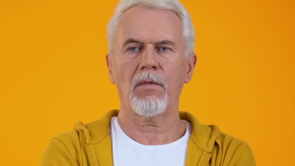 Zklamaný starší mužský obličej se stydí, problém zoufalství, neúspěch — Stock video