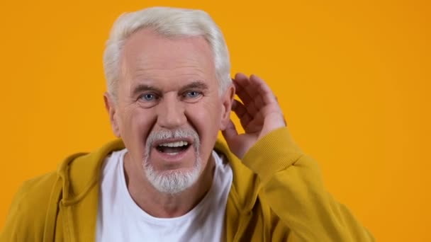 Старик страдает нарушением слуха, здоровьем, старением, глухотой — стоковое видео
