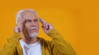 Yaşlı psişik konsantre parlak arka plan, paranormal güç, beyin yetenekleri