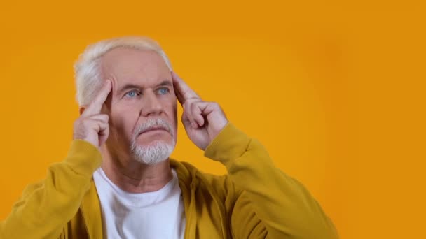 Homme retraité réfléchi se sentant heureux, idées de remue-méninges, intuition illumination — Video