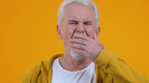Gähnende reife Mann auf hellem Hintergrund Nahaufnahme, Vitaminmangel, Müdigkeit — Stockvideo