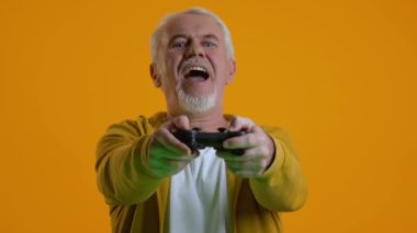 Joystick, modern teknoloji, hobi tarafından video oyunu oynayan heyecanlı emekli erkek