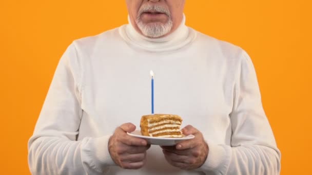 Verdrietig gepensioneerde man waait cake kaars gevoel eenzaam op verjaardag, teleurstelling — Stockvideo