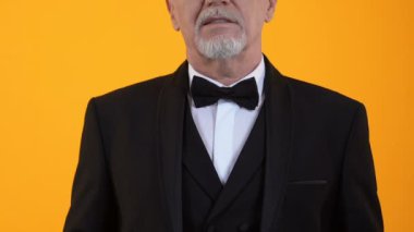 Turuncu arka plan, yatırım dolar banknotlar tutan kıdemli işadamı