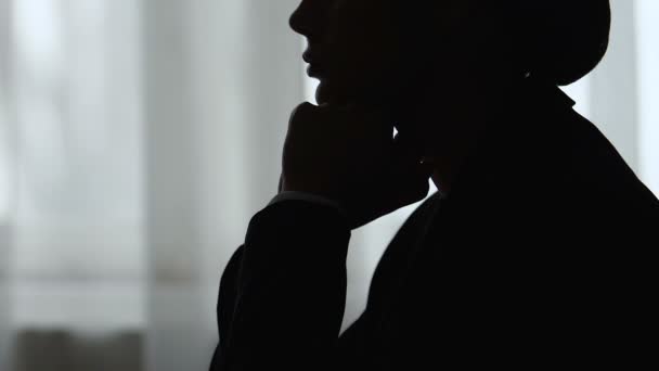 Silhouette of pensive businesswoman pondering solution, searching for new ideas — Stock Video