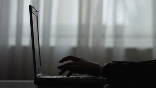 Silhouette delle mani digitando sul computer portatile, occupato progetto di creazione di freelance, primo piano — Video Stock