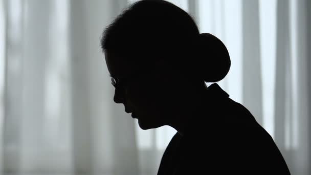 Silhouette of tired woman holding head, overworked and depressed, closeup — Stock Video