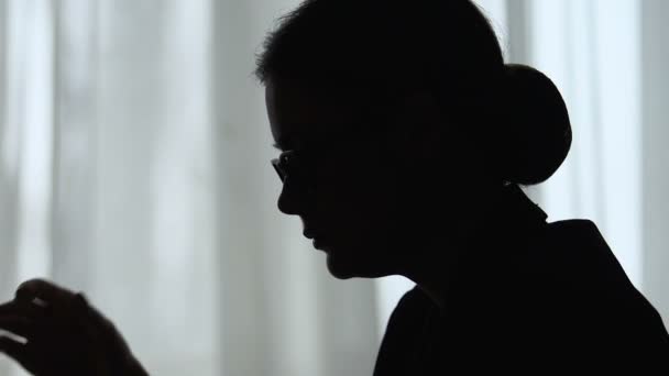 Employé féminin tenant la tête, souffrant de migraine et de dépression, surmenage — Video