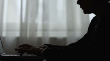 Kadın işçi nin ateşi, stresli işte kaygı, yakın çekim