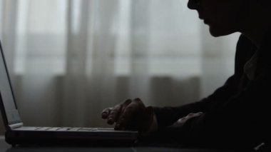 Dizüstü bilgisayar üzerinde çalışan kadın siluet, proje başlatılan ve sonuç bekliyor