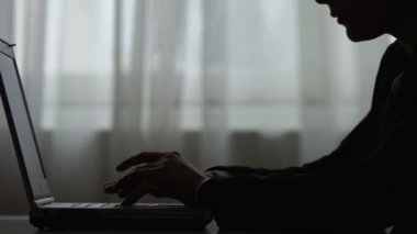 Çalışan siluetirritably masada yumrukları dayak, ofis iş closeup nefret