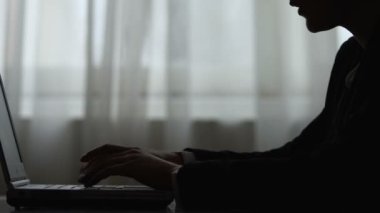Kadın çalışan bağırıyor, öfkeyle kapatan dizüstü bilgisayar, iş yerinde sinir krizi