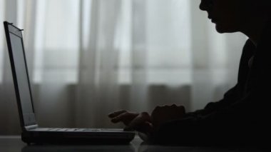 Dizüstü bilgisayarda çalışan kadın silueti, telefona cevap verme, yoğun yaşam tarzının birden fazla görev leç.