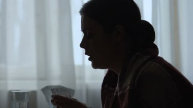 Genç kadının hapşırma silueti, grip hastası, havadaki viral hastalık