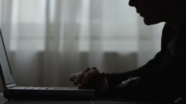 Silhouette av kvinnliga arbetar på laptop, lanserade projektet och väntar på resultat — Stockvideo