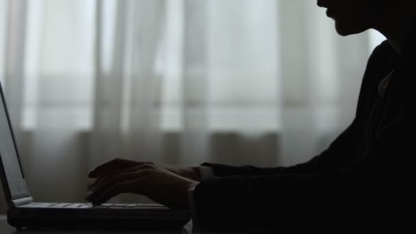 Une employée crie, ferme furieusement son ordinateur portable, dépression nerveuse au travail — Video
