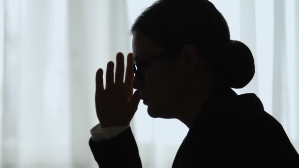 안경을 벗고, 눈의 피로, 직장에서의 피로를 겪는 여성의 실루엣 — 비디오