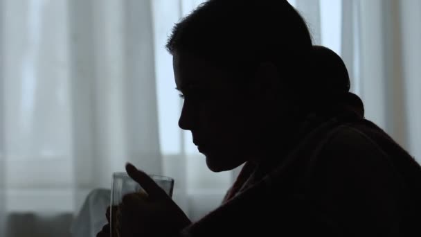患病妇女喝茶和打喷嚏的阴影,流感流行,在家治疗 — 图库视频影像