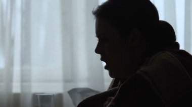 Siluet kız esneme, sabaha kadar uykusuzluk acı, stres uyku bozar