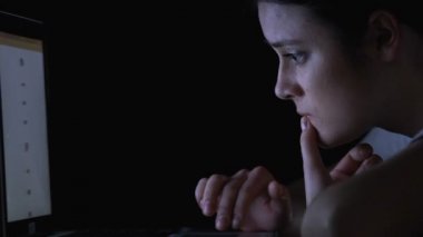 Endişeli kız online alışveriş hizmeti mal seçimi, indirim bulmaya çalışıyor