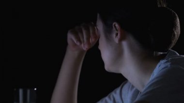 Genç kadın baş ağrısı hapları içme, stresli duruma karşı yatıştırıcı ilaç