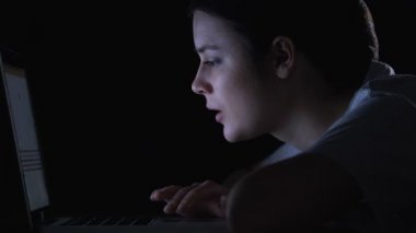 Mutlu kız gece sosyal ağlarda arkadaşları ile iletişim, bağımlılık