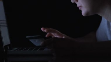 Dizüstü bilgisayar, online alışveriş, black Friday satış kredi kartı verilerini girerek Kız