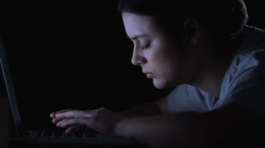 Dizüstü bilgisayarbaşında uyuyakalan genç kadın, gece vardiyasında çalışıyor, tükenmişlik yakın çekim