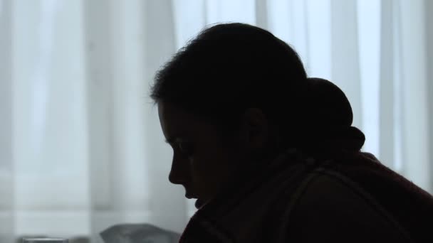 Silhouette des Mädchens fühlt sich unwohl, leidet unter Fieber und Kopfschmerzen, Grippe-Symptome — Stockvideo