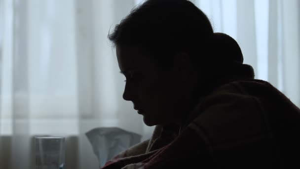 Sylwetka dziewczyna powoli zasypianie, czuje achy i zmęczony, pierwsze objawy grypy — Wideo stockowe