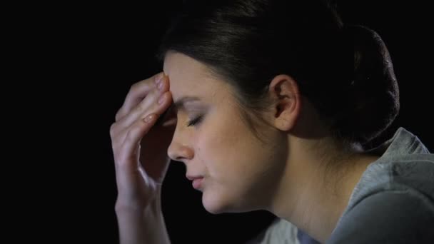 Mujer joven que sufre dolor de cabeza, sensación de depresión y agotamiento, primer plano — Vídeos de Stock