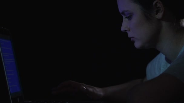 Женщина раздражена синим экраном на ноутбуке, критическая ошибка в операционной системе — стоковое видео