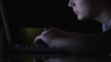 Öğrenci kahve içme ve gece dizüstü bilgisayarda eğitim, geç sınav hazırlık