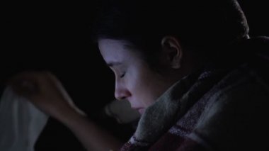 Mevsimsel grip, yakın çekim acı battaniye hapşırma sarılmış hasta kız