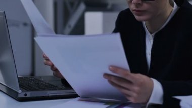 İş kadını ofiste evrak işi yapıyor, mali tabloları kontrol etmek, yakın çekim