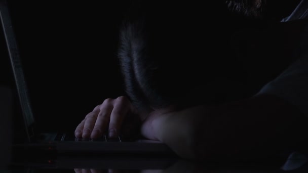 Жінка спить на клавіатурі ноутбука, приваблива робота на нічній зміні, вигорання до 4 ранку — стокове відео