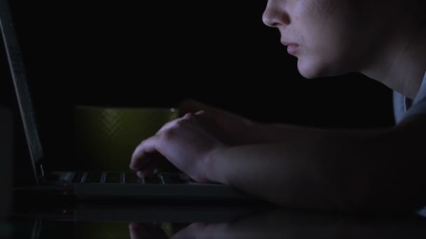 Estudiante beber café y estudiar en el ordenador portátil por la noche, tarde preparación del examen — Vídeo de stock