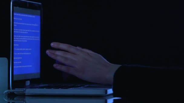 Las manos dejan de escribir cuando aparece la pantalla azul en el ordenador portátil, virus en el sistema operativo — Vídeos de Stock