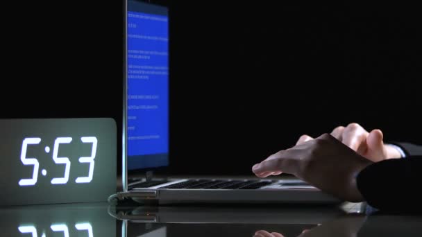Trabajo perturbador de la pantalla azul en el ordenador portátil, archivos infectados, sistema agrietado, primer plano — Vídeo de stock