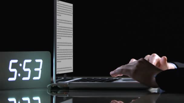 Computer systeem rapportage bug waarschuwing terwijl zakenman werken, close-up — Stockvideo