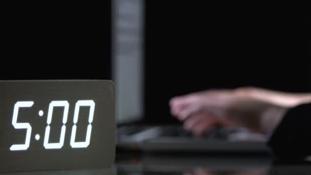 Manos femeninas escribiendo en el ordenador portátil por la noche, horas de trabajo irregulares, fecha límite — Vídeos de Stock