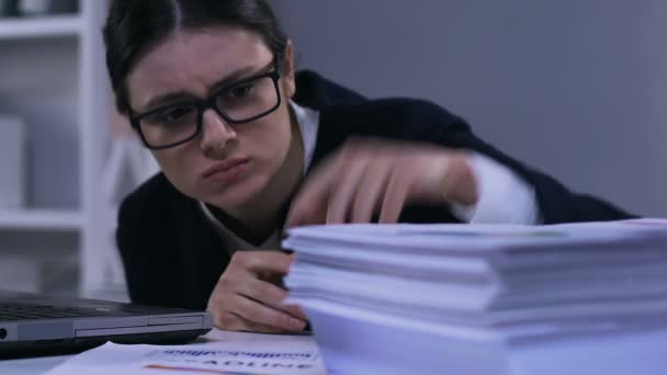 Trabajador de oficina estresado sin motivación mirando a través de papeles, primer plano de sobrecarga de trabajo — Vídeos de Stock