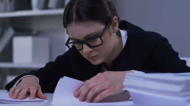 Femme déprimée jetant des papiers, submergée par le travail, burnout professionnel — Video