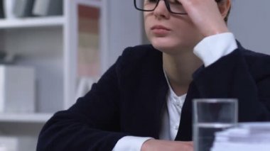 Yorgun ofis çalışanı baş ağrısı hapları alarak, depresif duygu, overworked