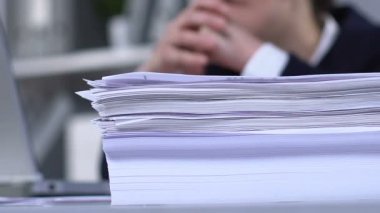 Deli iş kadını dizüstü bilgisayar kapanış, kağıtları atma, sinir krizi, tükenmişlik