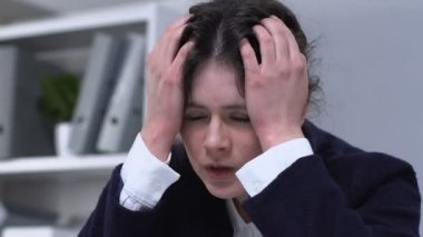 Dağınık saçlı aşırı çalışan umutsuz iş kadını sinir krizi geçiriyor