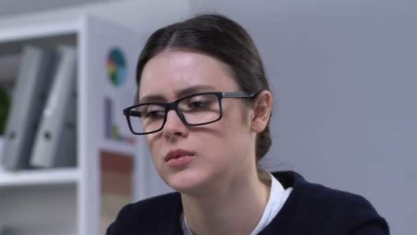 युवा महिला कर्मचारी दर्द से छुटकारा पाने के लिए गर्दन मालिश कर रहा है, बेहद थका हुआ महसूस कर रहा है — स्टॉक वीडियो