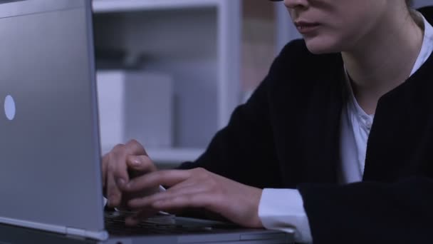 Verantwortungsvolle weibliche Eingabe am Laptop, antwortende E-Mails, Unternehmenskommunikation — Stockvideo